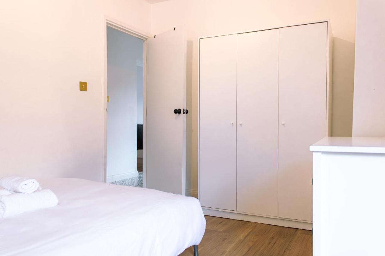 לונדון Nice 4 Bedroom Apartment Near City Centre 2-Min Walk To Metro !! Business & Family Friendly!! מראה חיצוני תמונה