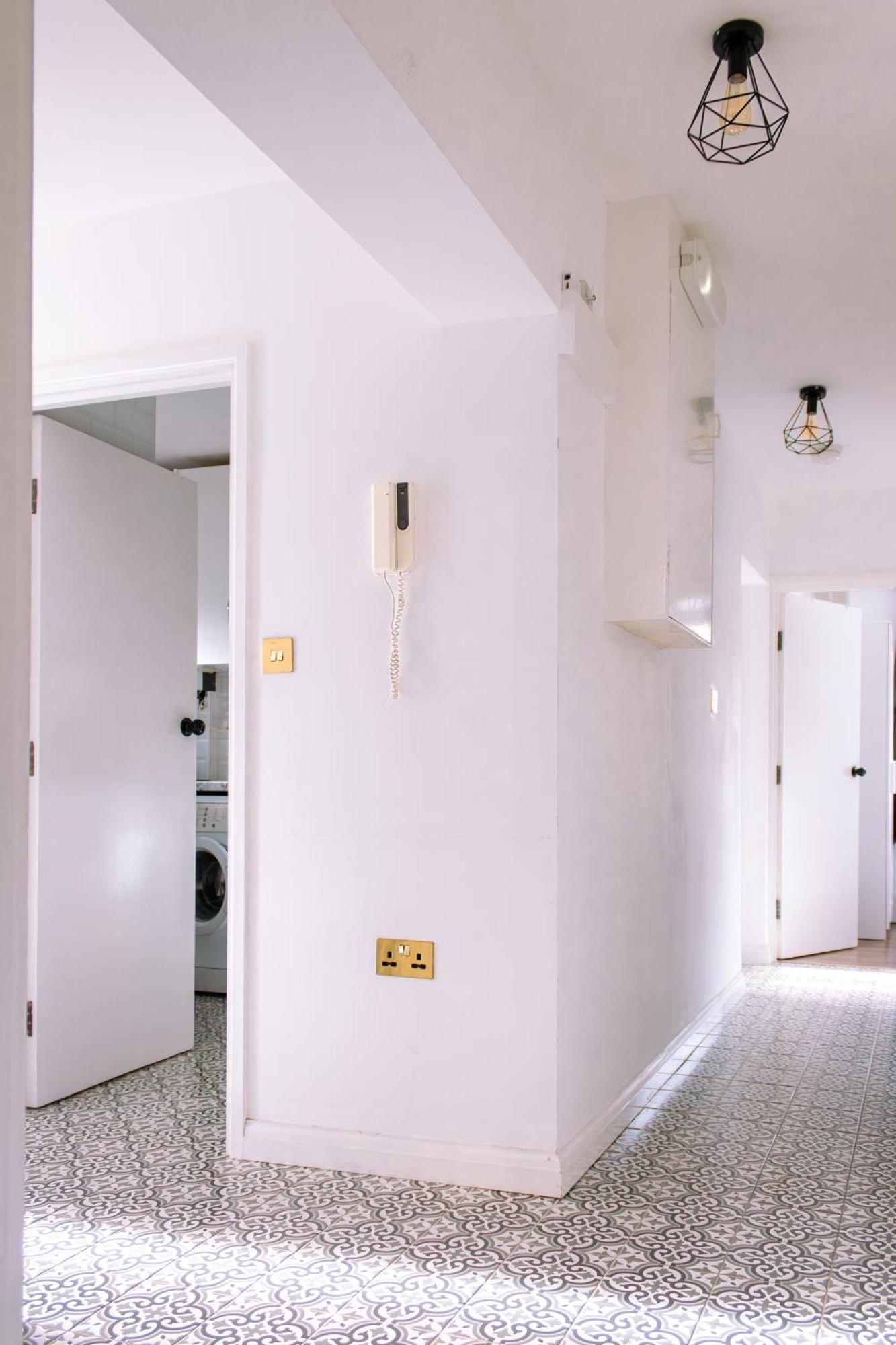 לונדון Nice 4 Bedroom Apartment Near City Centre 2-Min Walk To Metro !! Business & Family Friendly!! מראה חיצוני תמונה